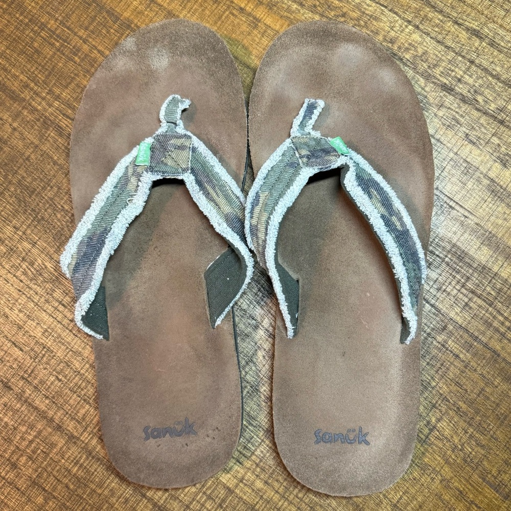 EUC - Sanuk Men’s Flip Flops Size 13 Distressed camouflage print - Picture 2 of 9